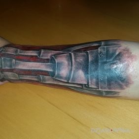 Tatuaż Jak widać na foto kto bystry ten zobaczy na przedramieniu styl: biomechanika