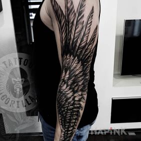Tattoo Wing on the upper arm motif: sleeves
