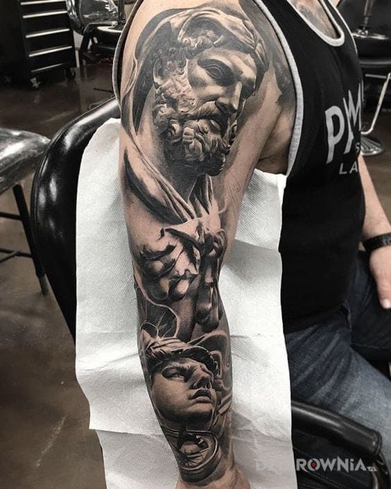 Tatuaż dwie postacie w motywie 3D na ramieniu