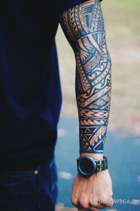 Tatuaż polinezja w motywie rękawy i stylu polinezyjskie na ramieniu