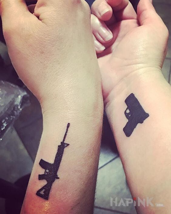 Tattoo Pistolety in Love motif on the wrist