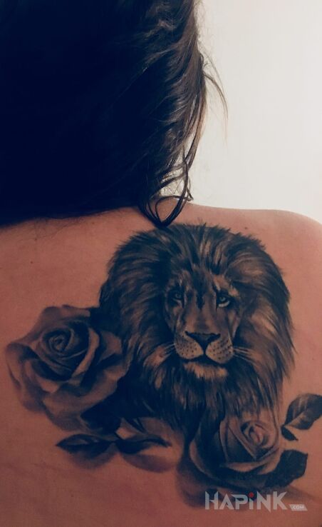 Tattoo Cover nieudanego tatuazu in realistic style on the shoulder blades