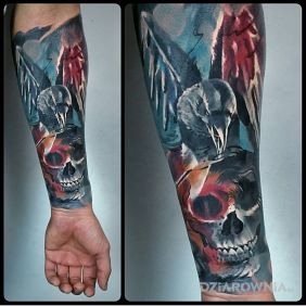 Tatuaż Skull and raven na przedramieniu motyw: czaszki