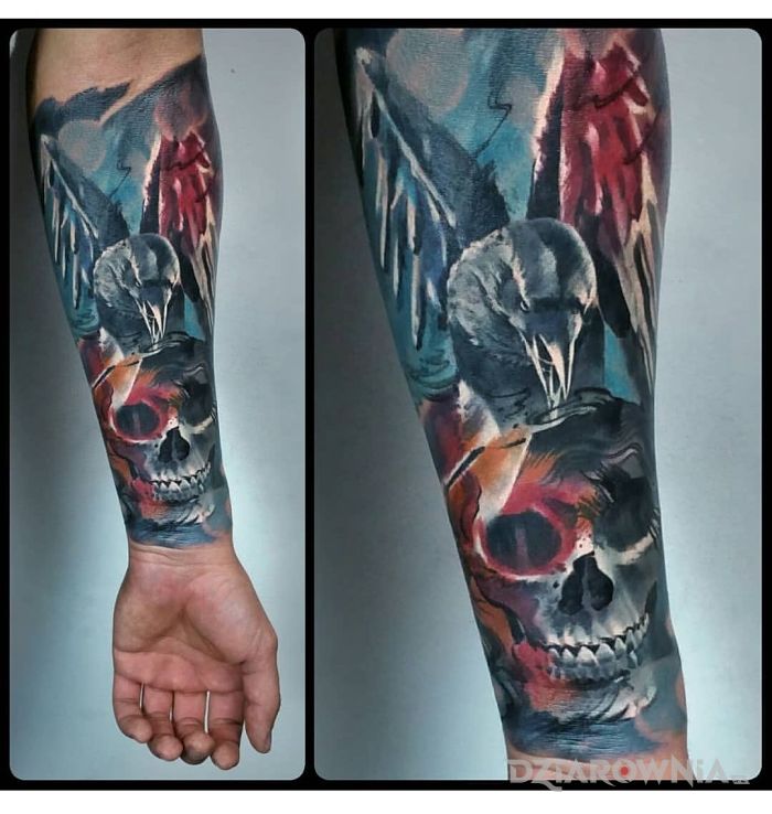 Tatuaż skull and raven w motywie czaszki na przedramieniu