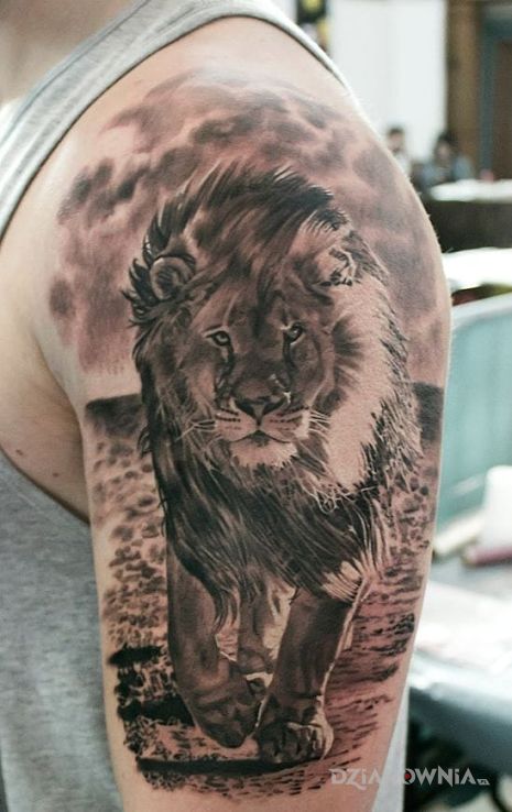 Tatuaż król dżungli w motywie 3D i stylu realistyczne na ramieniu
