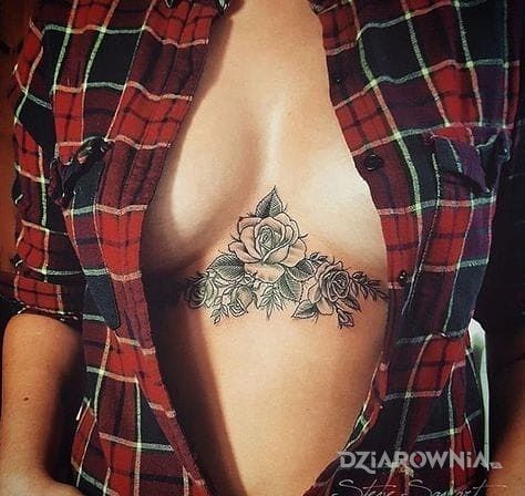 Tatuaż róża na mostku w motywie kwiaty na brzuchu