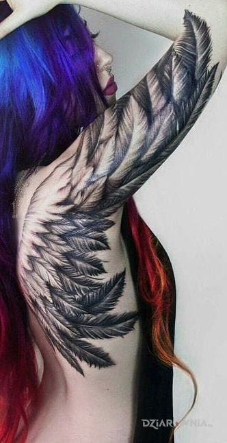 Tatuaż skrzydlo w stylu realistyczne na ramieniu
