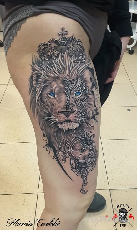 Tattoo Lew in objects motif on the leg