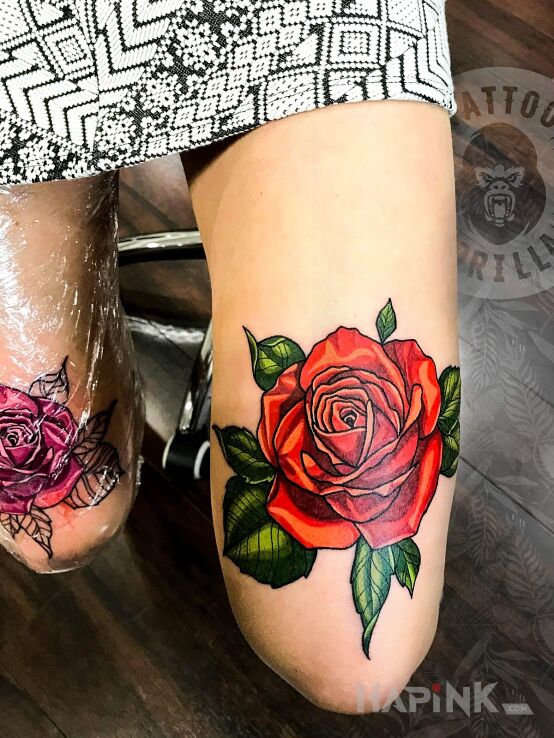 Tattoo Róża in colorful motif on the leg