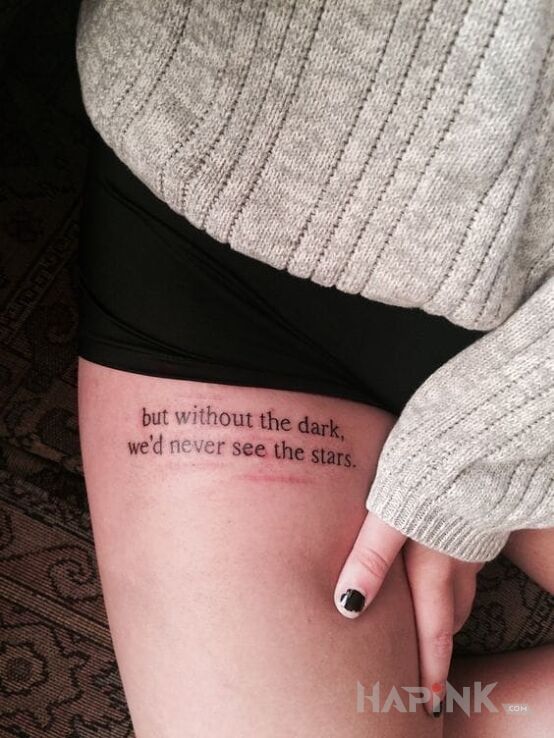 Tattoo Coś o gwiazdach in lettering motif on the leg