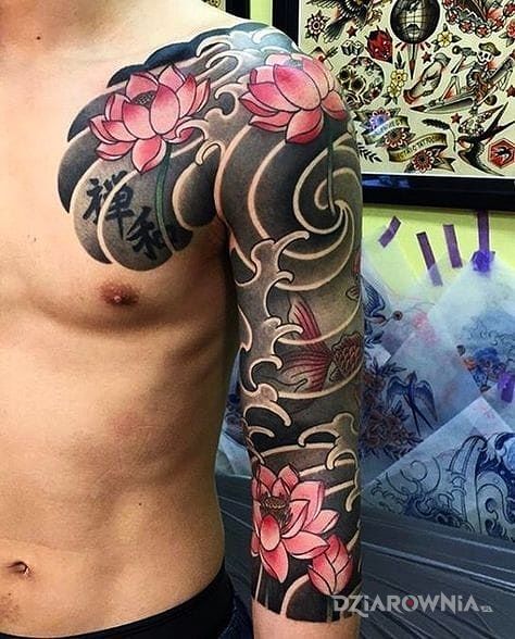 Tatuaż japońskie kwiaty w motywie kwiaty i stylu japońskie / irezumi na ramieniu