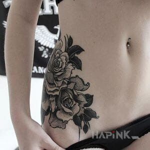 Tattoo Czarno szare kwiaty in flowers motif on the ribs