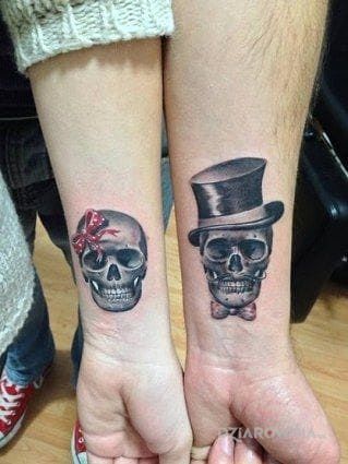 Tatuaż dwie czaszunie w motywie 3D na przedramieniu