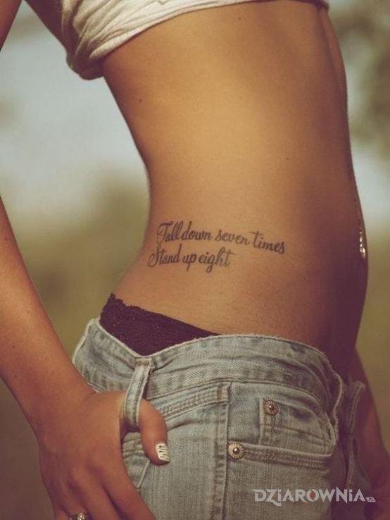 Tatuaż napis na boku w motywie napisy na żebrach