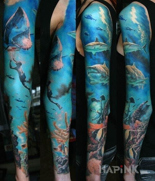 Tattoo Podwodny świat in characters motif and realistic style on the upper arm