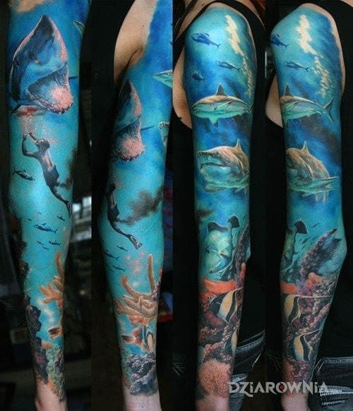 Tatuaż podwodny świat w motywie zwierzęta i stylu realistyczne na ramieniu