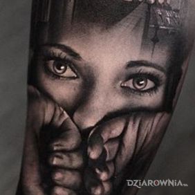 Tatuaż Kobiece oczy na przedramieniu motyw: twarze styl: realistyczne