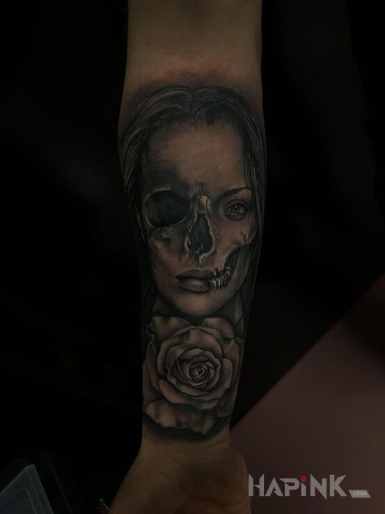 Tattoo Kobieta czaszka róża in skulls motif on the forearm