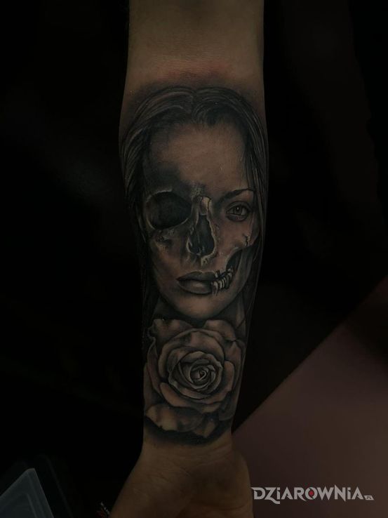Tatuaż kobieta czaszka róża w motywie kwiaty na przedramieniu