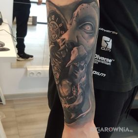 Tatuaż Pożeracz czasu na przedramieniu motyw: twarze