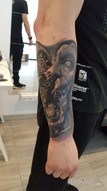 Tattoo Pożeracz czasu in 3D motif on the forearm
