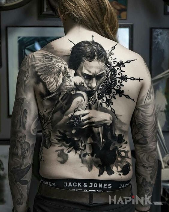 Tattoo Ptak na ramieniu in 3D motif and realistic style on the back