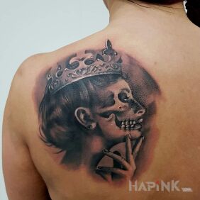 Tattoo Queen on the shoulder blades motif: skulls