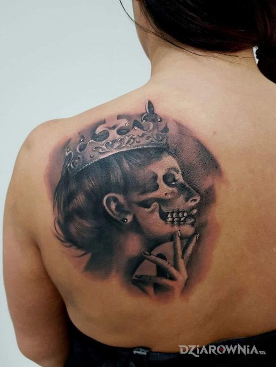 Tatuaż królowa w motywie czaszki na łopatkach