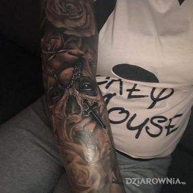 Tatuaż Czaszka z krzyżem na przedramieniu motyw: rękawy