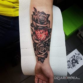 Tatuaż Róża z diamentem na przedramieniu motyw: kwiaty styl: realistyczne