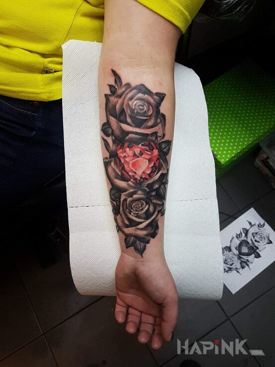 Tattoo Róża z diamentem in flowers motif and realistic style on the forearm
