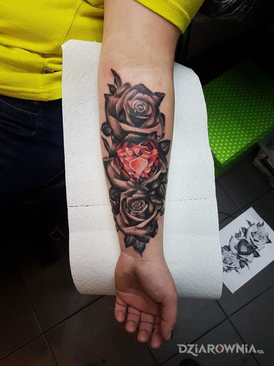 Tatuaż róża z diamentem w motywie kwiaty i stylu realistyczne na przedramieniu