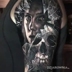 Tatuaż Twarz za szkłem na ramieniu motyw: twarze styl: realistyczne