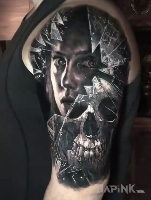 Tattoo Twarz za szkłem in 3D motif and realistic style on the upper arm