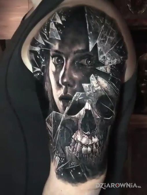 Tatuaż twarz za szkłem w motywie czaszki i stylu realistyczne na ramieniu