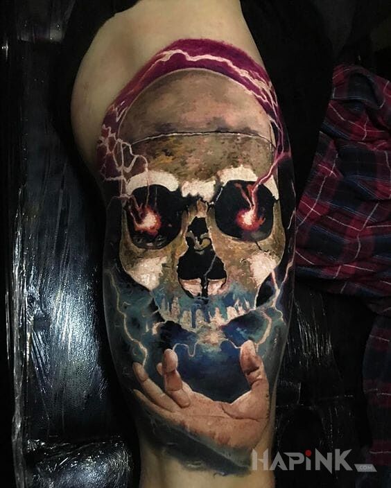 Tattoo Elektryczna czaszka in skulls motif and realistic style on the leg