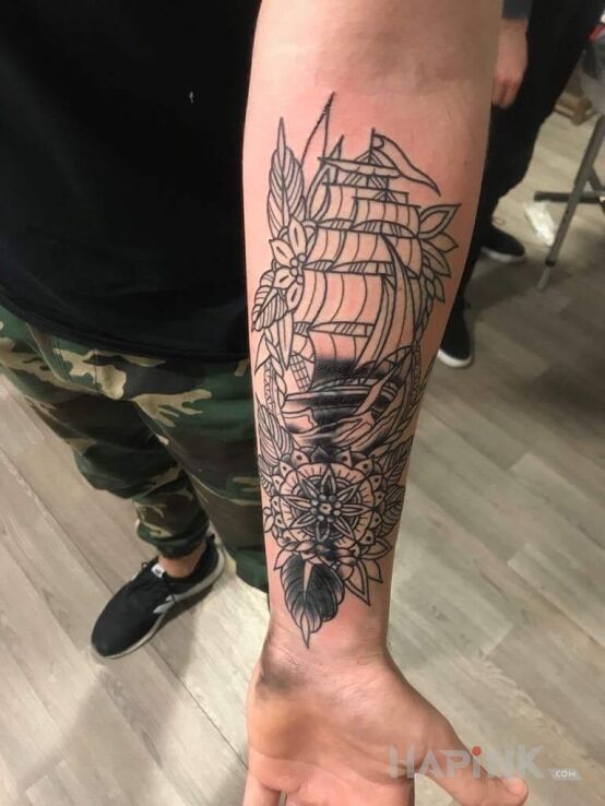 Tattoo Statek in other motif on the forearm