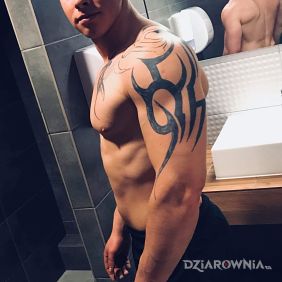 Tatuaż Nie dokonczony nie ma komu dokonczyc;) na łopatkach styl: tribale
