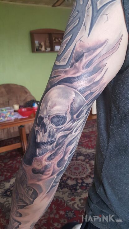Tattoo Czaszka in skulls motif on the forearm