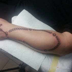 Tatuaż Rozaniec na przedramieniu motyw: religijne