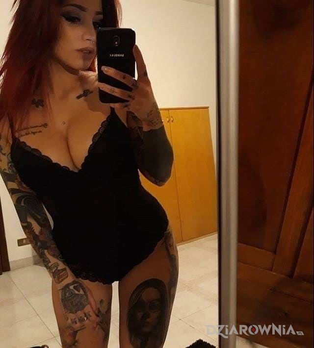Tatuaż zdjęcie w lustrze w motywie seksowne na przedramieniu
