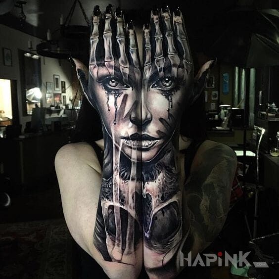 Tattoo Twarz in 3D motif on the fingers