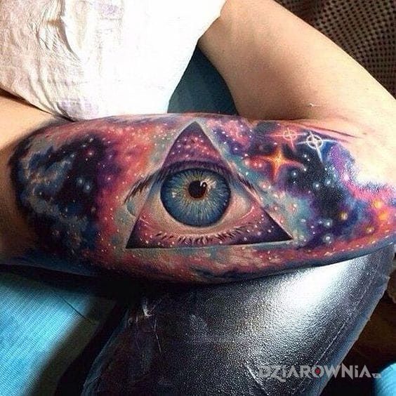 Tatuaż oko w kosmosie w motywie kolorowe i stylu realistyczne na ramieniu