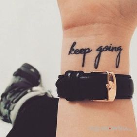 Tatuaż Keep going na nadgarstku motyw: napisy