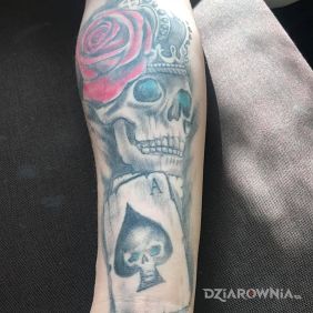 Tatuaż As króla na przedramieniu motyw: czaszki