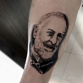 Tatuaż Na święta wleciał ojciec Pio :) na przedramieniu motyw: twarze styl: realistyczne