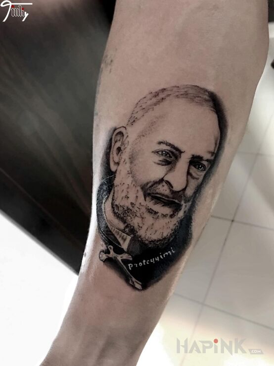 Tattoo Na święta wleciał ojciec Pio :) in faces motif and realistic style on the forearm