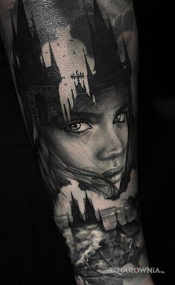 Tatuaż głowa nad miastem w motywie twarze i stylu realistyczne na przedramieniu