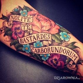 Tatuaż Nolite te bastardes carborundorum na przedramieniu motyw: kwiaty
