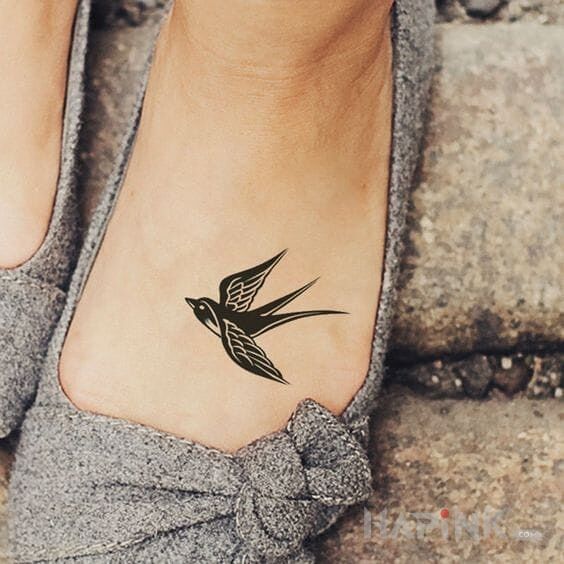 Tattoo Jaskółka in animals motif on the foot